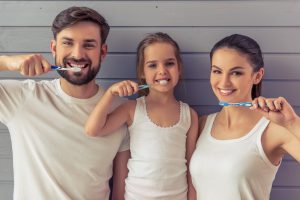 famille se brossant les dents