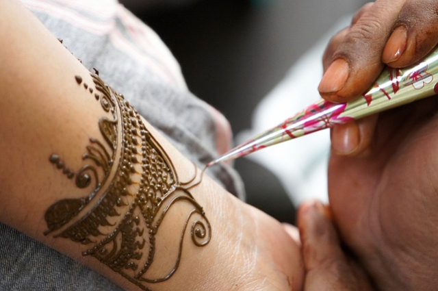 Tatouage et teinture : le b.a-ba du henné pour respecter peau et cheveux
