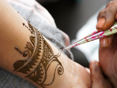 Tatouage et teinture : le b.a-ba du henné pour respecter peau et cheveux